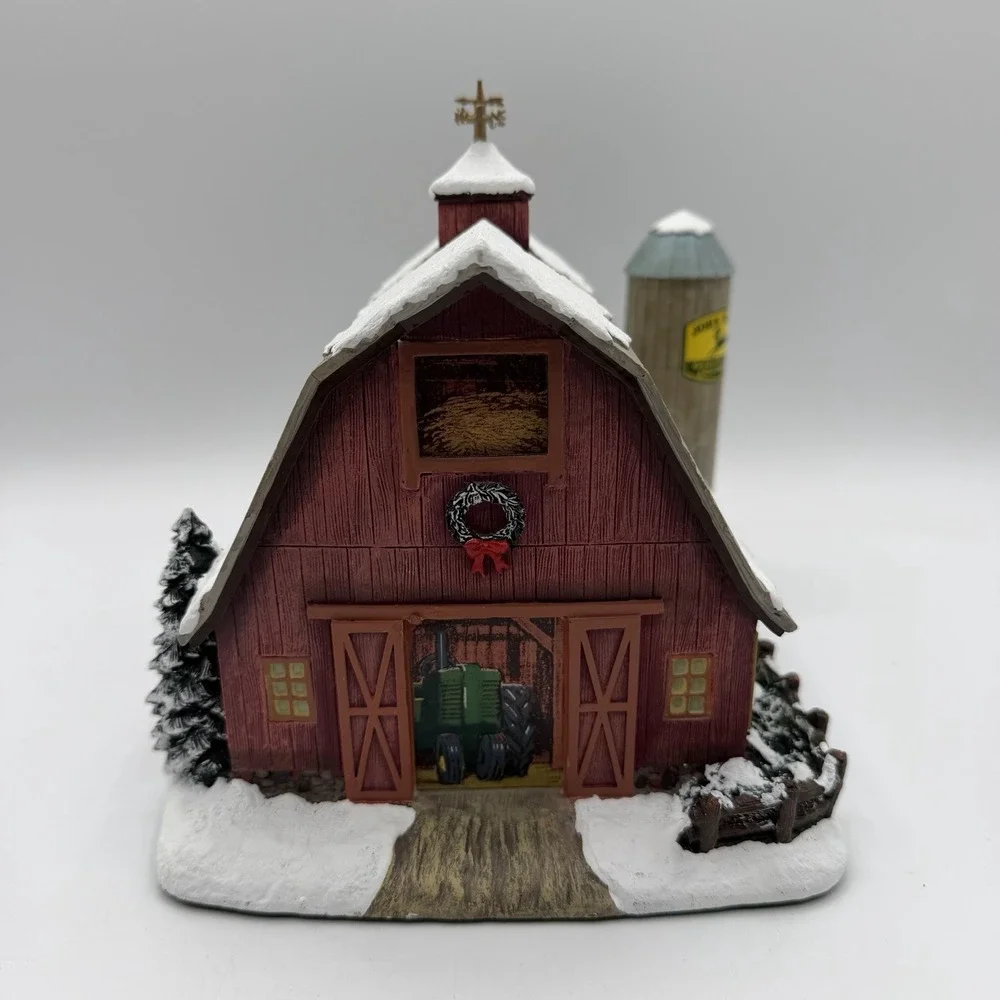 VTG John Deere Creek Hawthorne Village Light Up Barn 2003 79114‎ Deer Christmas